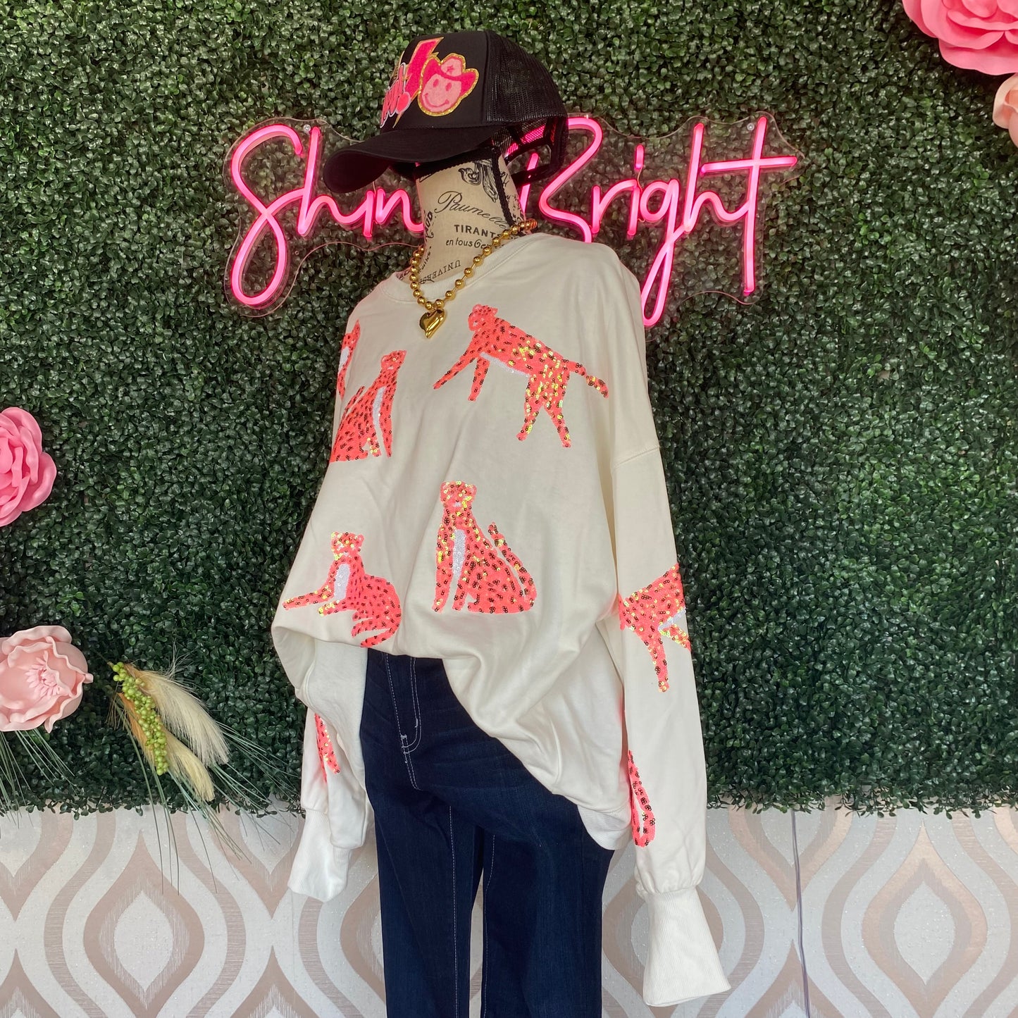 A1278 White Sweatshirt w/Pink Cheetahs