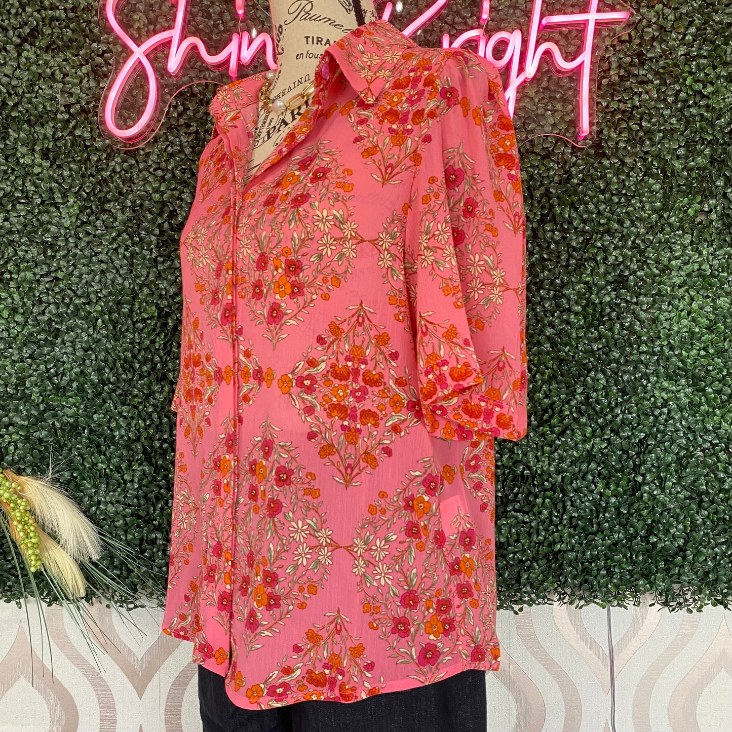 A1373 Pink button down floral blouse