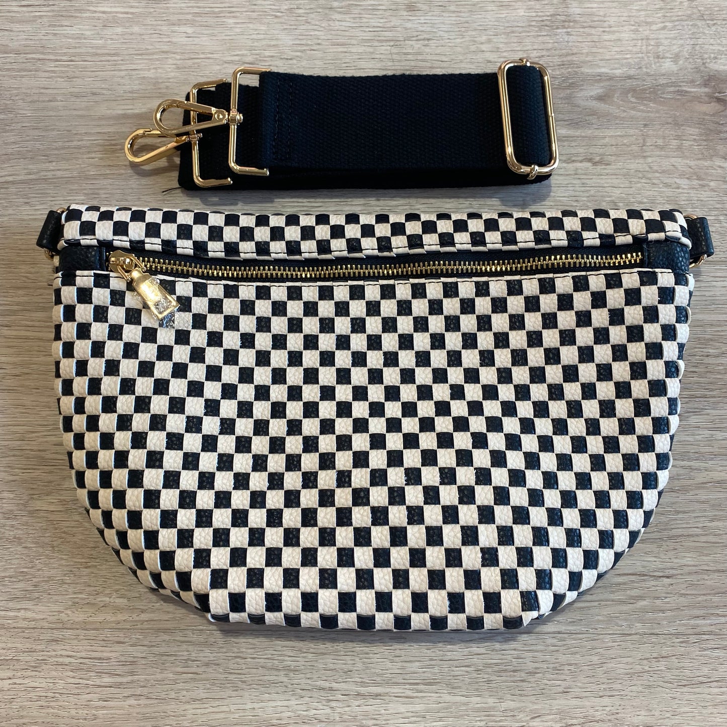 B103 Black and white checkered woven bag