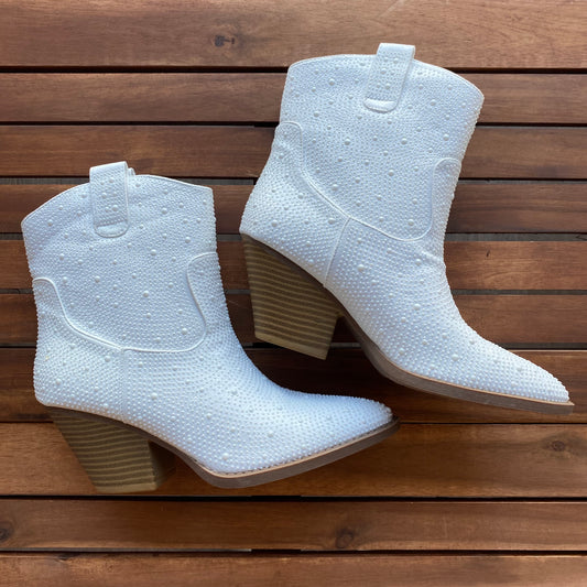 S744 White Cowboy Short Boots