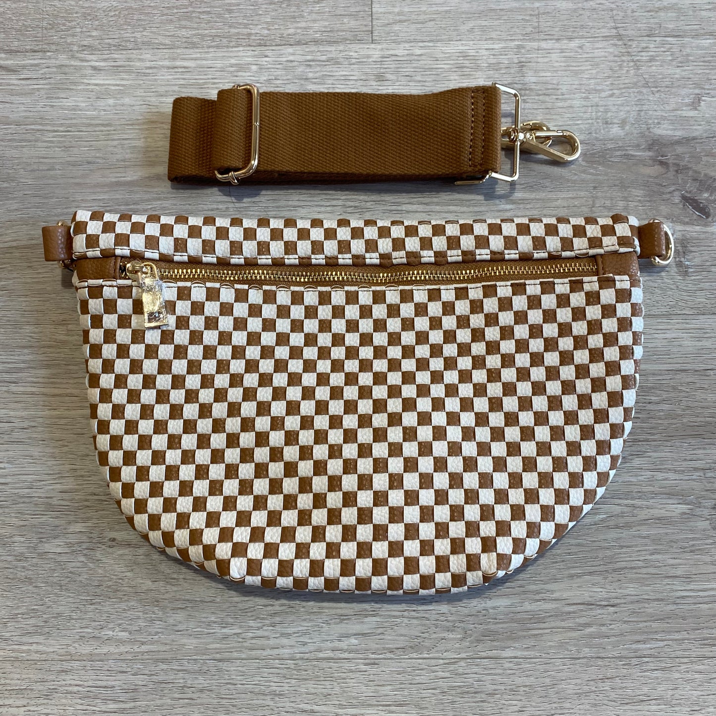 B104 Brown and white checkered woven bag