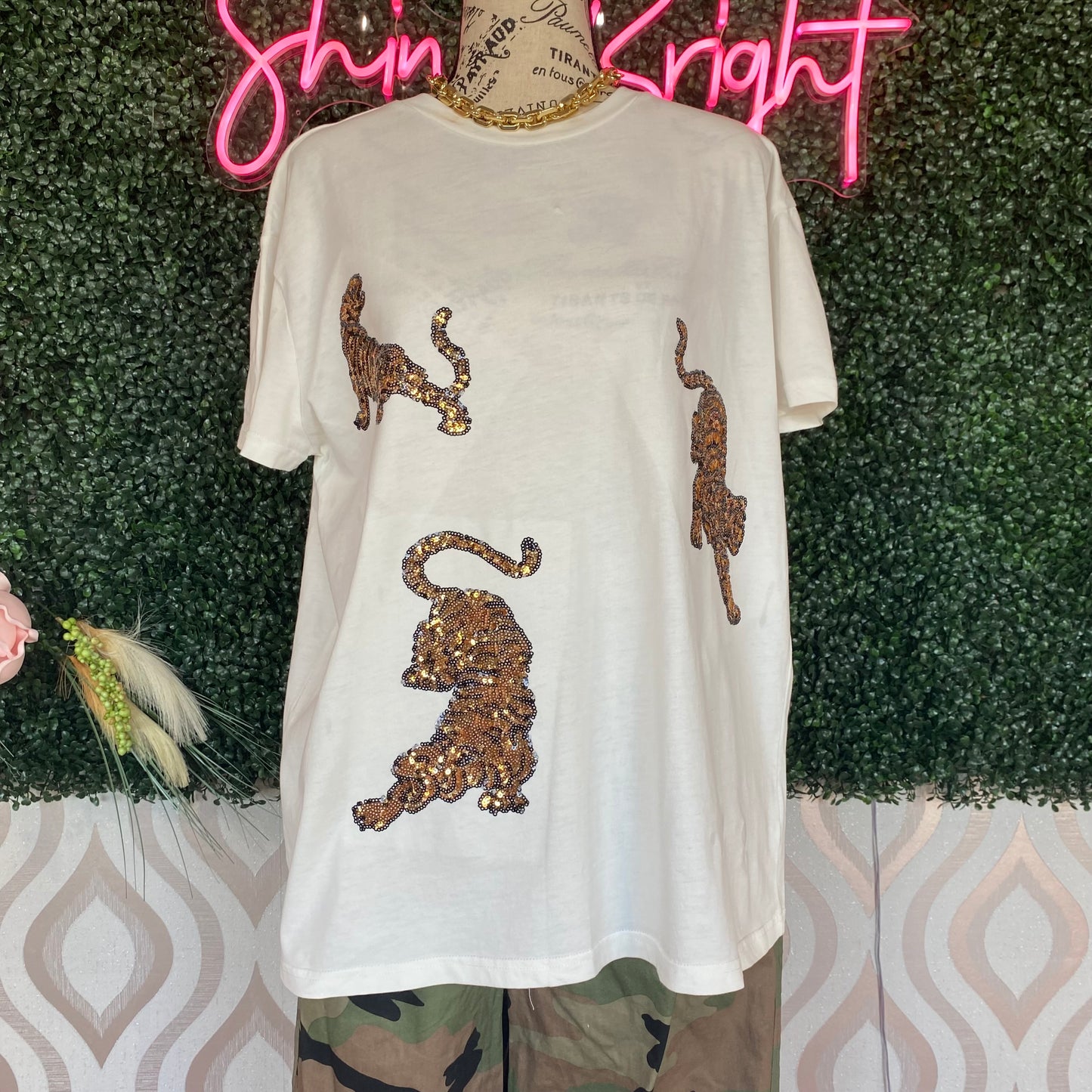 A1190 White Tshirt with Tigers