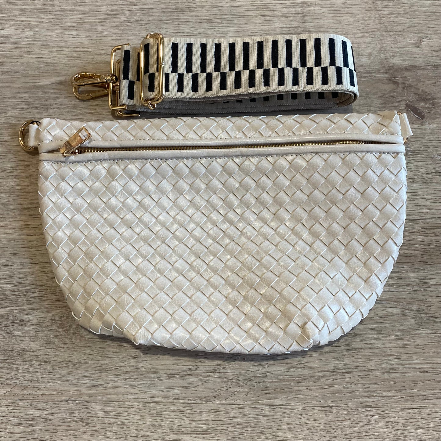 B102 Cream woven bag